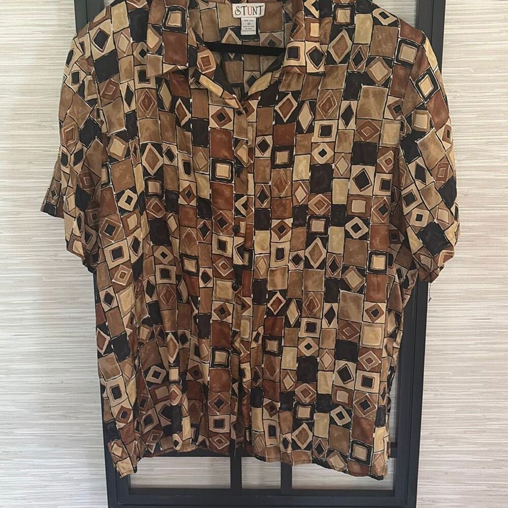 Stunt vintage 100% washable silk short sleeve shirt, blouse button down with sho